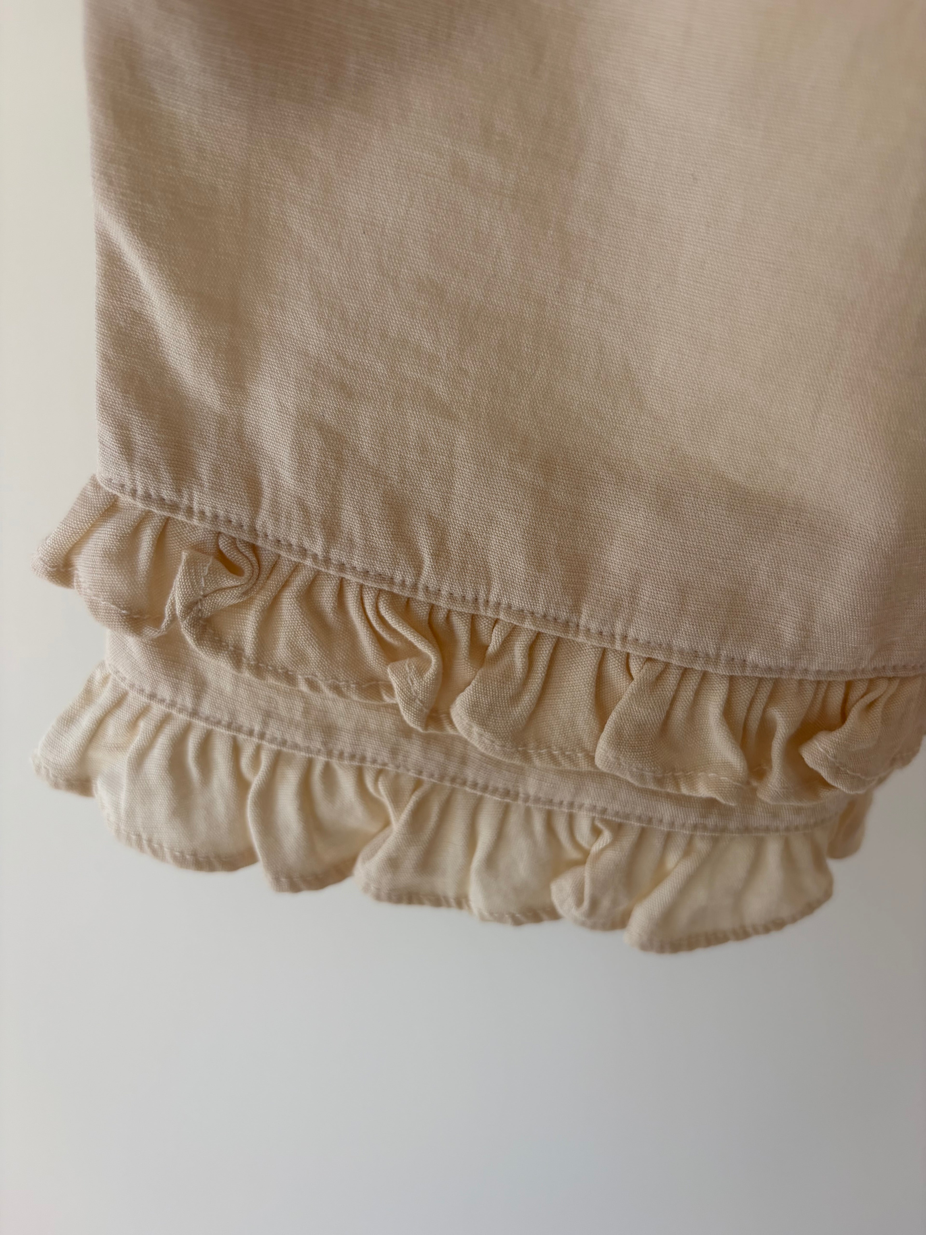 Beautiful short with frills - beige